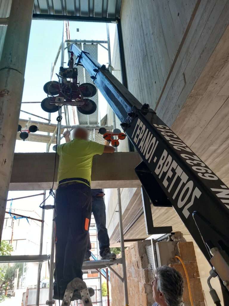 Ανύψωση και τοποθέτηση υαλοπίνακα με βεντούζα σε στενό πέρασμα εργοταξίου - Βρεττός Γερανοί