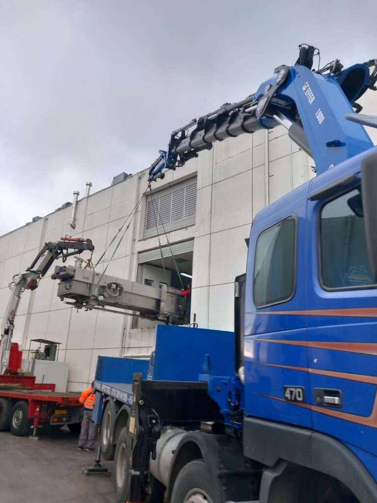 Γερανοφόρο όχημα Volvo FM 470 σε ανύψωση και τοποθέτηση βαρέος μηχανήματος σε βιομηχανικό κτίριο - Βρεττός Γερανοί
