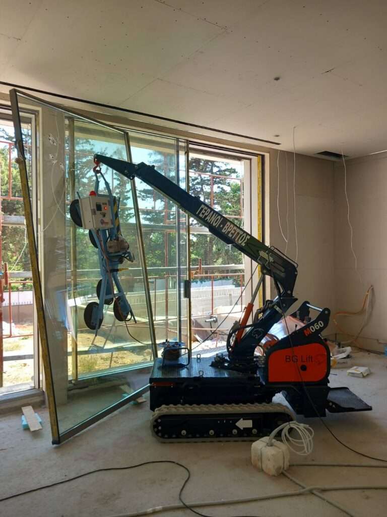 Mini ερπυστριοφόρος γερανός BG Lift M060 σε τοποθέτηση υαλοπίνακα με βεντούζα σε εσωτερικό κτιρίου - Βρεττός Γερανοί