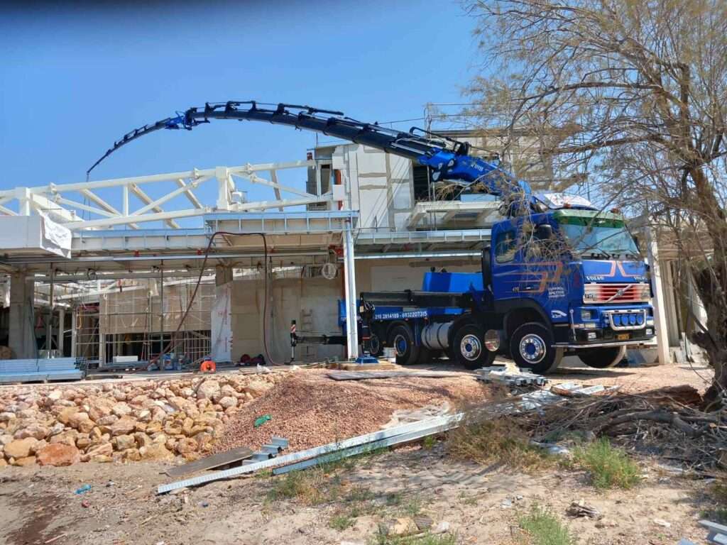 Γερανοφόρο όχημα Volvo FH16 σε ανύψωση και τοποθέτηση μεταλλικών στοιχείων στέγης - Βρεττός Γερανοί