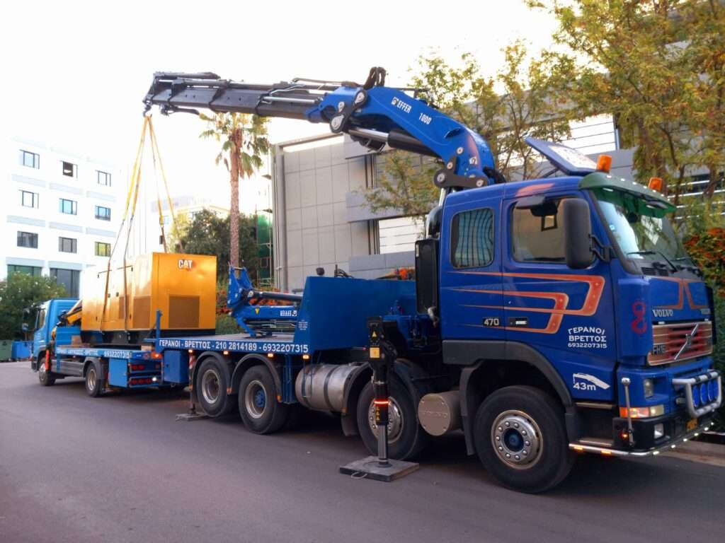 Γερανοφόρο όχημα Volvo FM 470 σε μεταφορά βαριάς γεννήτριας Caterpillar - Βρεττός Γερανοί