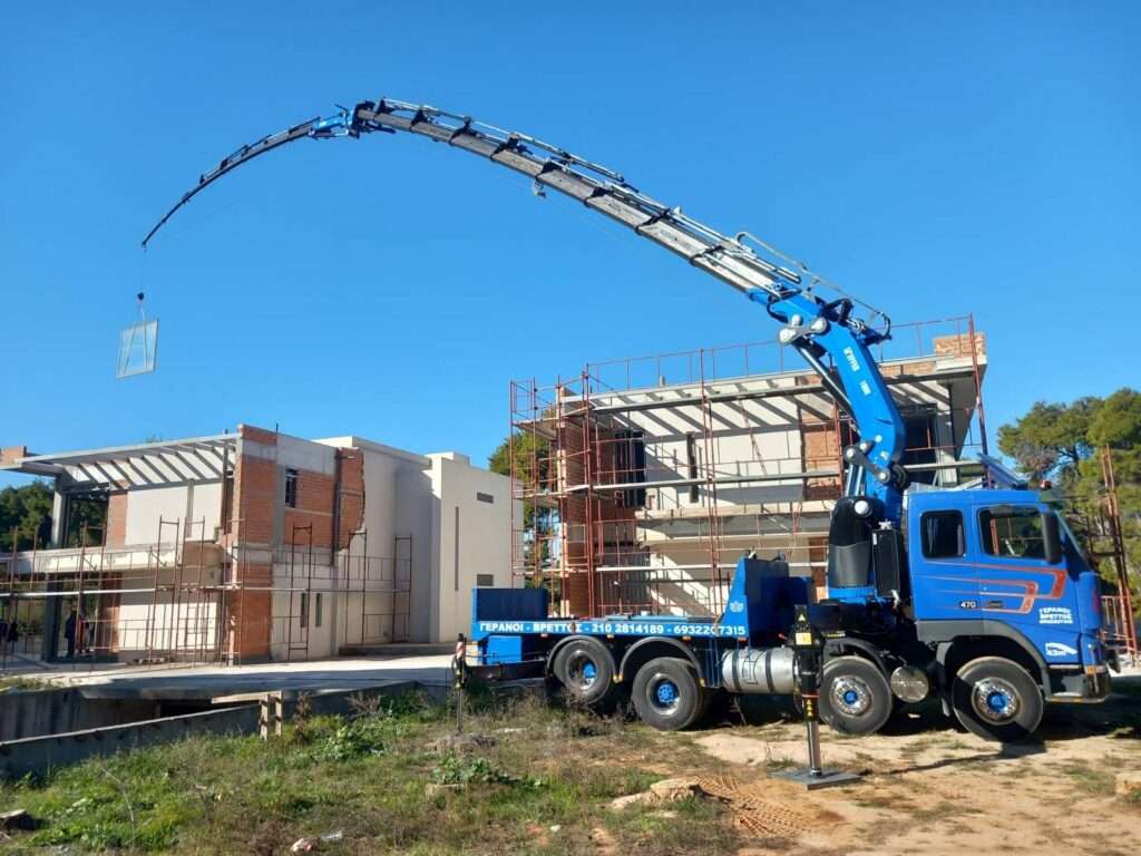 Γερανοφόρο όχημα Volvo FM 470 σε ανύψωση και τοποθέτηση υαλοπίνακα σε νεόδμητη κατοικία - Βρεττός Γερανοί