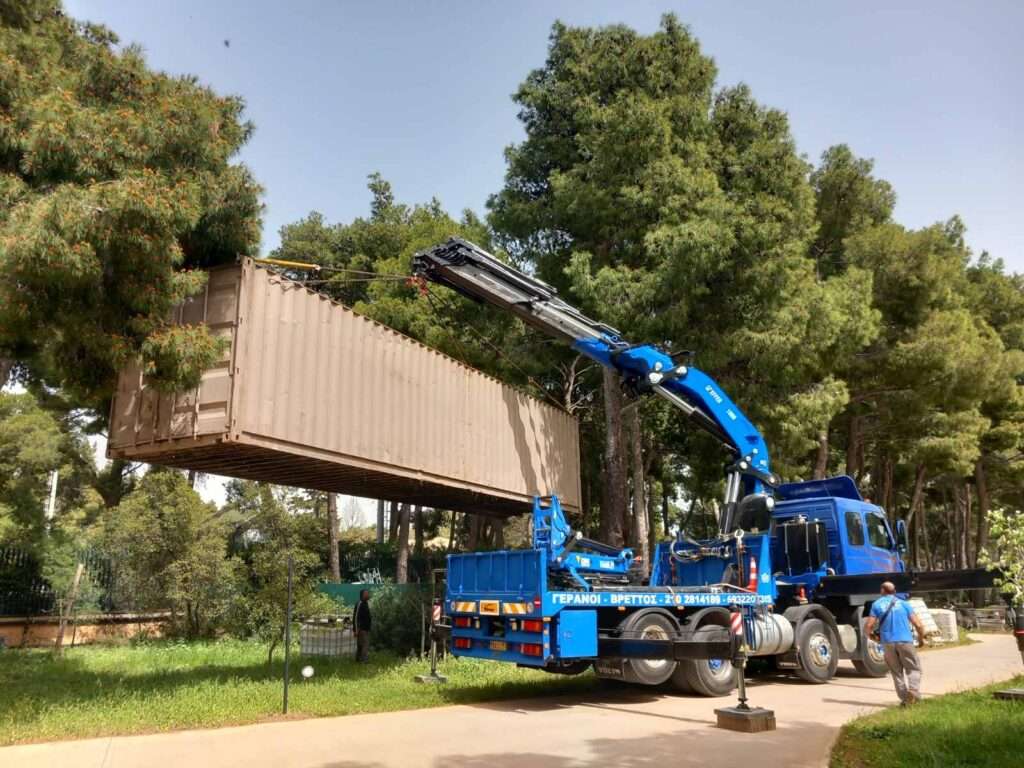 Γερανοφόρο όχημα σε ανύψωση και μεταφορά κοντέινερ (container) - Βρεττός Γερανοί