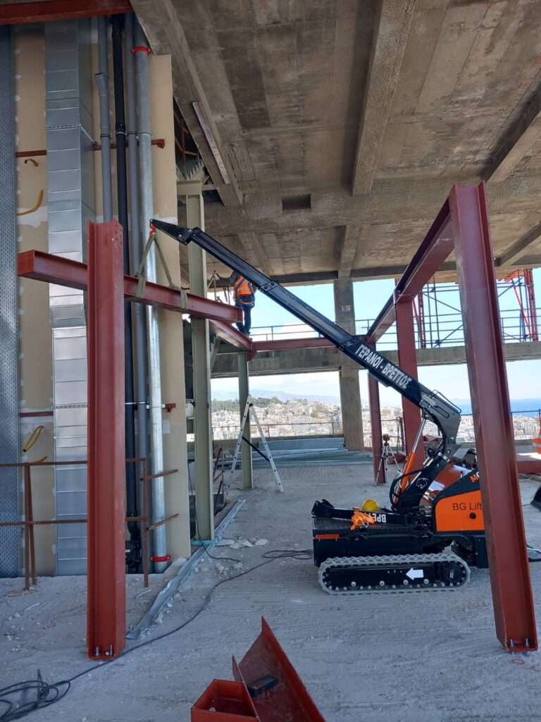 Mini ερπυστριοφόρος γερανός BG Lift M060 σε ανέγερση μεταλλικού σκελετού εντός κτιρίου - Βρεττός Γερανοί