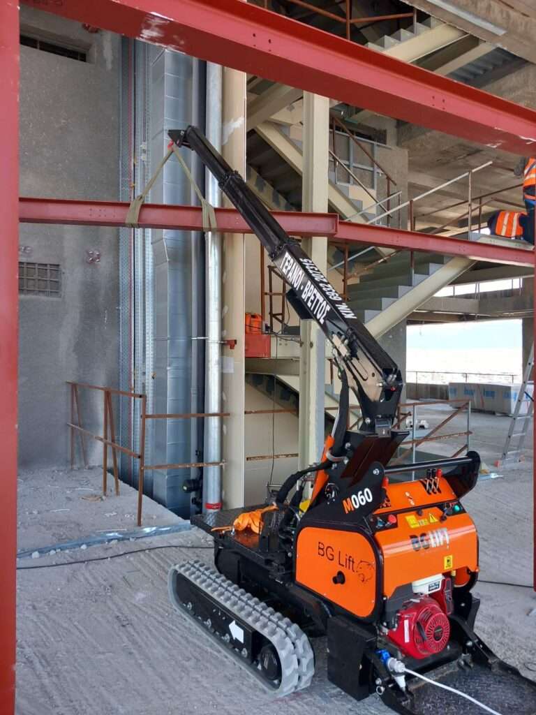 Mini ερπυστριοφόρος γερανός BG Lift M060 σε ανύψωση μεταλλικής δοκού εντός κτιρίου - Βρεττός Γερανοί