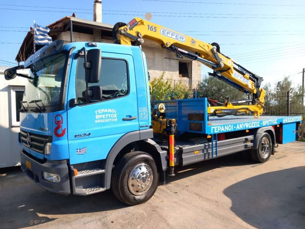 Γερανοφόρο όχημα Mercedes-Benz Atego με ανυψωτικό καλάθι εργασίας σε πρόσοψη κτιρίου - Βρεττός Γερανοί