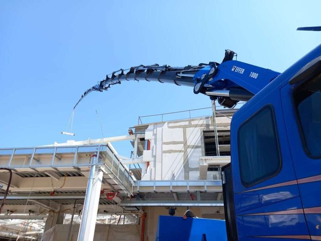 Ανύψωση βαρέων υλικών με γερανό EFFER 1000 σε εργοτάξιο - Βρεττός Γερανοί Αττική