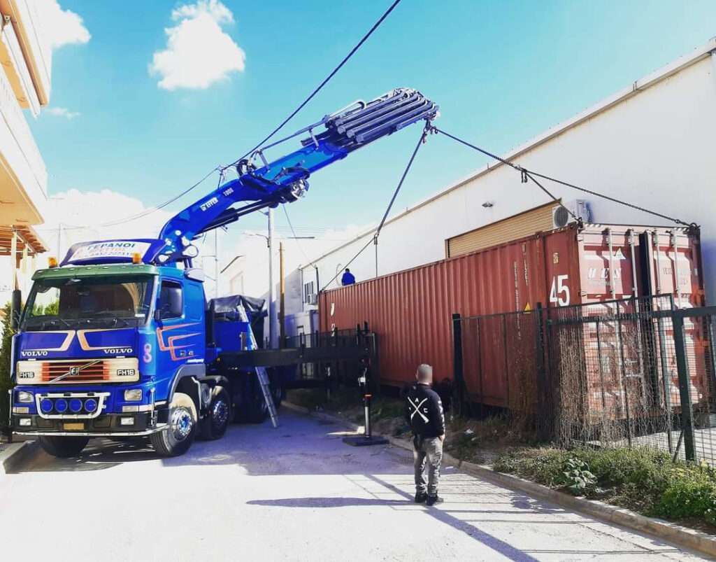 Ανύψωση και τοποθέτηση κόκκινου κοντέινερ με γερανό Volvo - Βρεττός Γερανοί Αθήνα