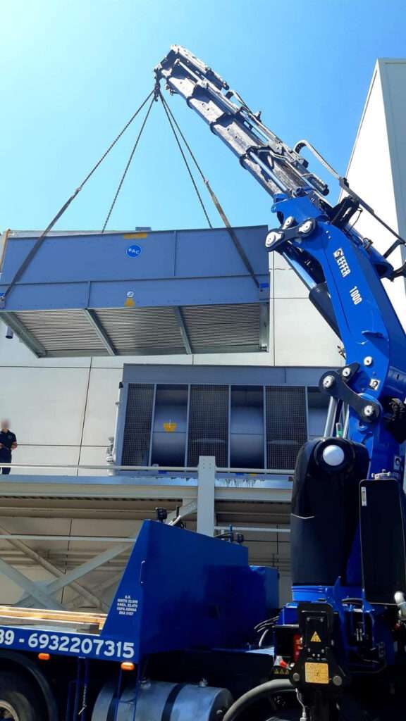 Ανύψωση βιομηχανικού μηχανήματος με γερανό σε κτίριο - Βρεττός Γερανοί Αθήνα