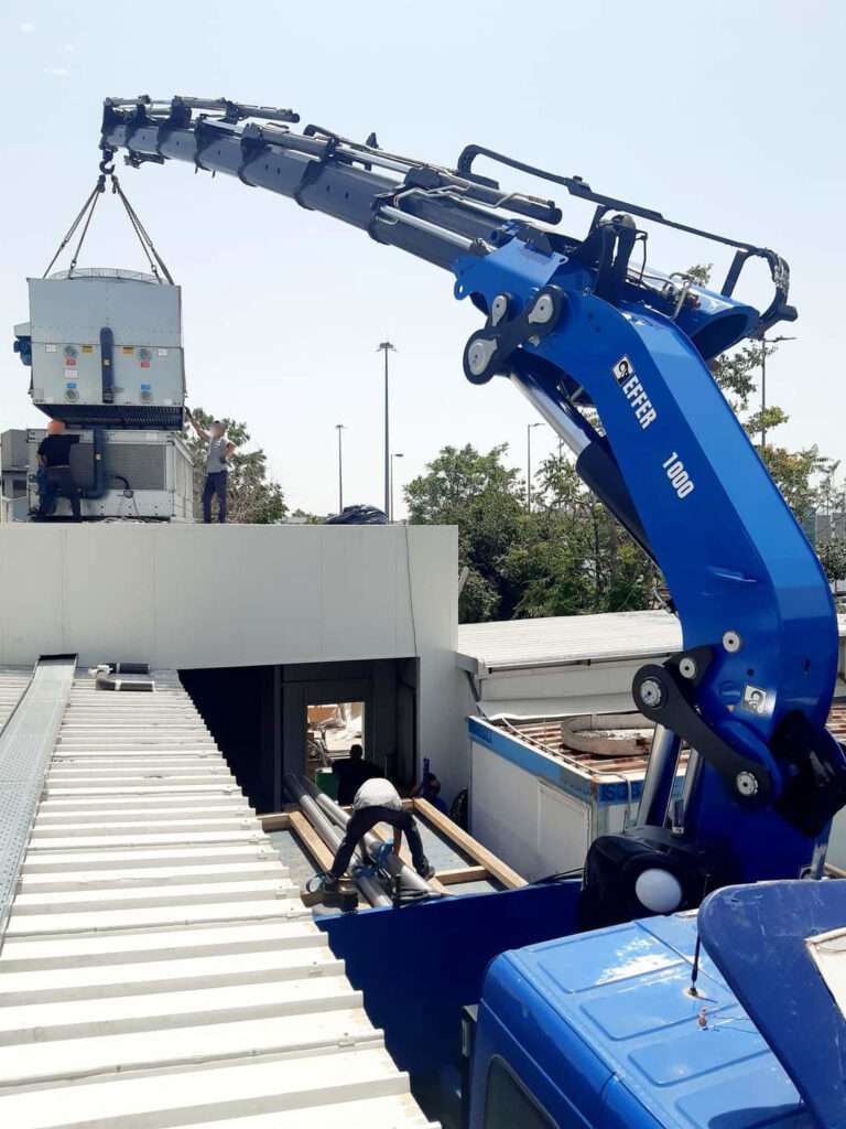 Ανύψωση και τοποθέτηση κλιματιστικής μονάδας chiller με γερανό - Βρεττός Γερανοί Αττική