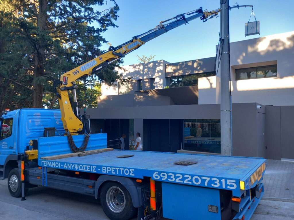 Γερανοφόρο όχημα για ανύψωση και μεταφορά εξοπλισμού σε κατοικίες - Βρεττός Γερανοί Αττική