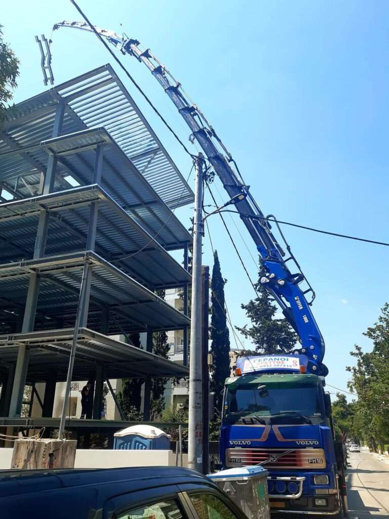 Ανύψωση και τοποθέτηση μεταλλικών πάνελ οροφής με γερανό - Βρεττός Γερανοί Αττική
