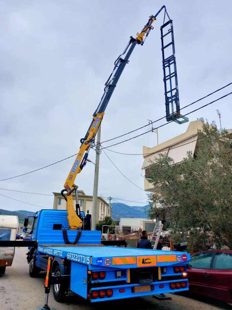 Ανύψωση μεταλλικών στοιχείων με γερανό πάνω από εμπόδια και καλώδια - Βρεττός Γερανοί