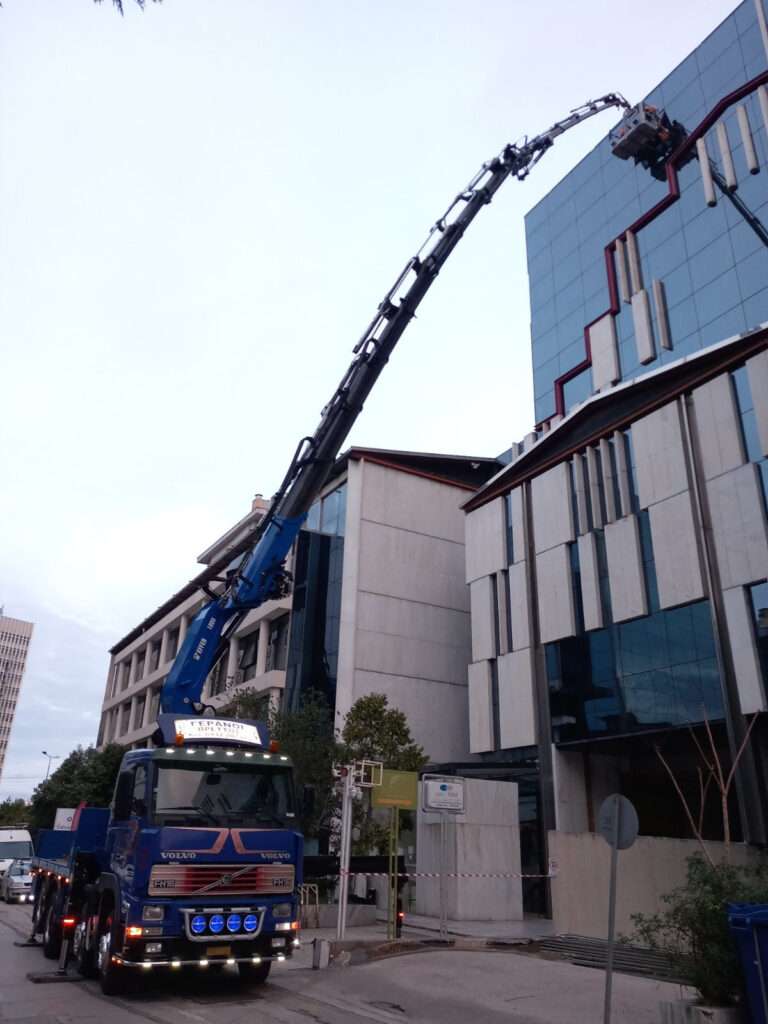 Ανύψωση σε μεγάλο ύψος με τηλεσκοπικό γερανό σε κτίριο γραφείων - Βρεττός Γερανοί Αττική