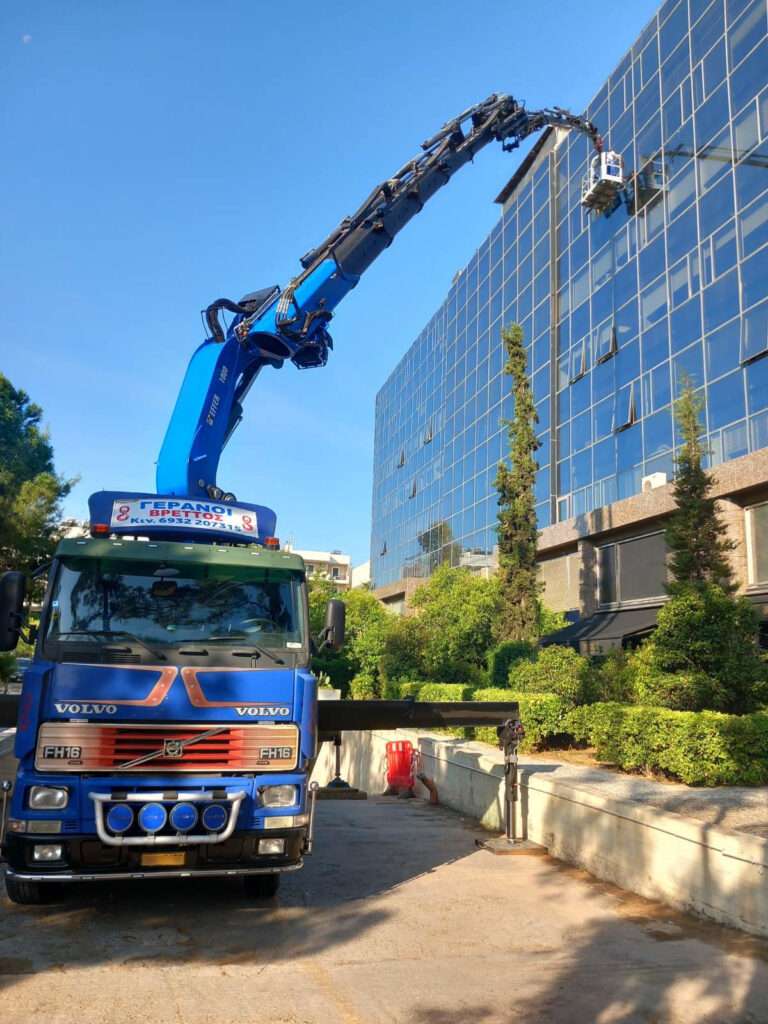 Ενοικίαση γερανού με ανυψωτικό καλάθι για καθαρισμό υαλοπινάκων και συντήρηση κτιρίων - Βρεττός Γερανοί