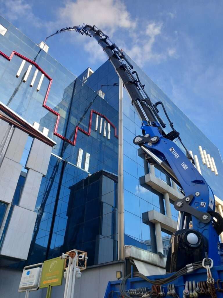 Ανύψωση ακριβείας με γερανό EFFER 1000 σε κτίριο με υαλοπετάσματα - Βρεττός Γερανοί Αθήνα