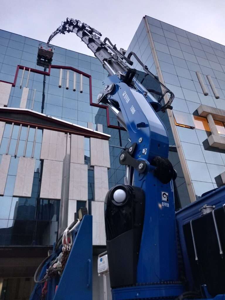 Τηλεσκοπικός γερανός σε εργασίες ανύψωσης σε σύγχρονο επαγγελματικό κτίριο - Βρεττός Γερανοί