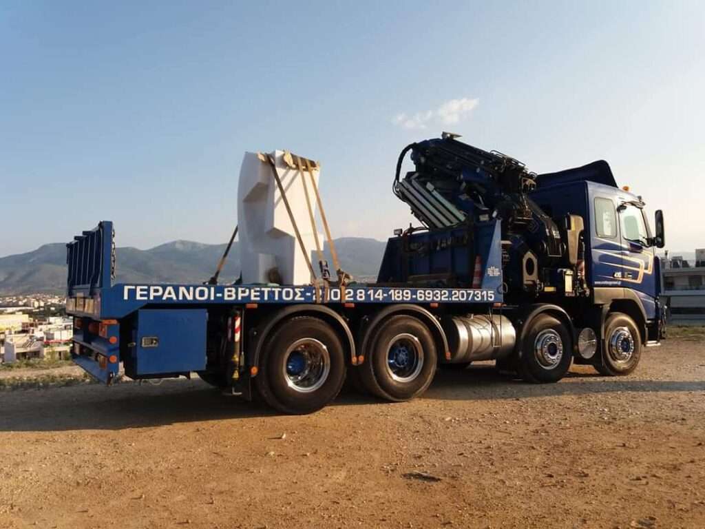 Ασφαλής μεταφορά μαρμάρινου γλυπτού και βαρέων αντικειμένων με φορτηγό γερανό - Βρεττός Γερανοί Αθήνα