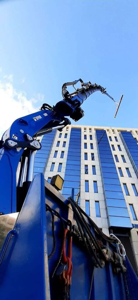 Ανύψωση φορτίου με τηλεσκοπικό γερανό σε σύγχρονο κτίριο γραφείων - Βρεττός Γερανοί Αθήνα