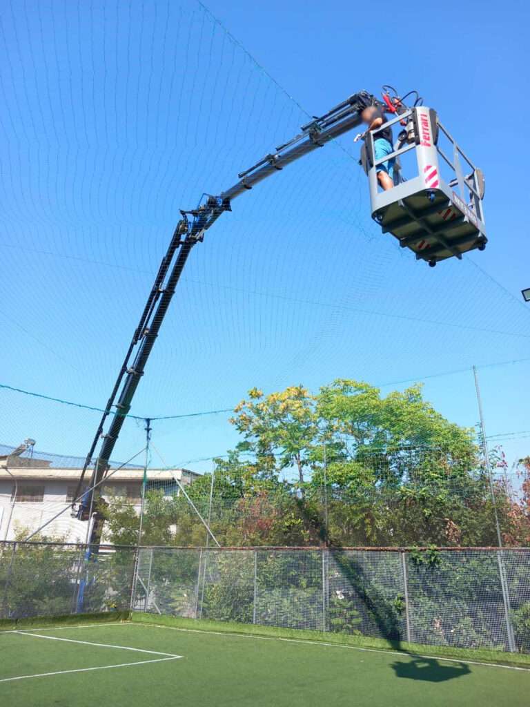 Εργασίες συντήρησης σε γήπεδο με καλαθοφόρο γερανό - Βρεττός Γερανοί