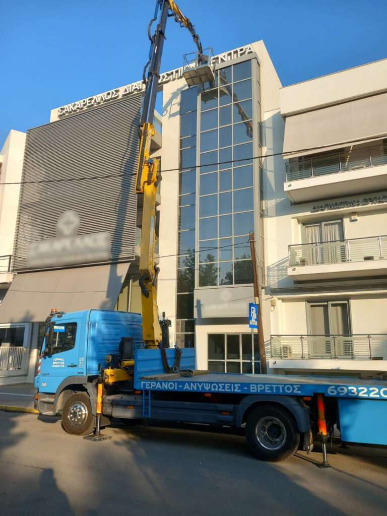 Γερανοφόρο φορτηγό Volvo FM 470 σε επιχείρηση ανύψωσης και τοποθέτησης σε κτίριο - Βρεττός Γερανοί