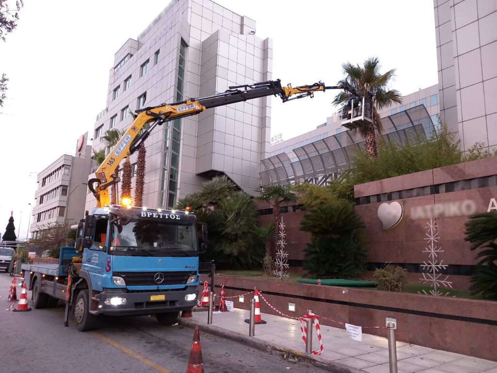 Γερανοφόρο φορτηγό Volvo FM 470 σε επιχείρηση ανύψωσης και τοποθέτησης σε κτίριο - Βρεττός Γερανοί