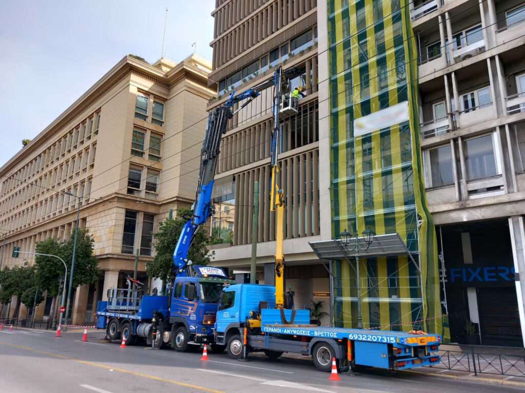 Συνεργασία γερανοφόρων οχημάτων για εργασίες σε πρόσοψη κτιρίου στο κέντρο της Αθήνας - Βρεττός Γερανοί