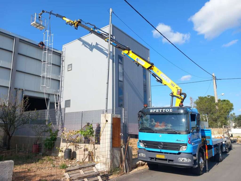 Ανύψωση και τοποθέτηση μεταλλικής σκάλας με γερανό παπαγάλο Mercedes - Βρεττός Γερανοί