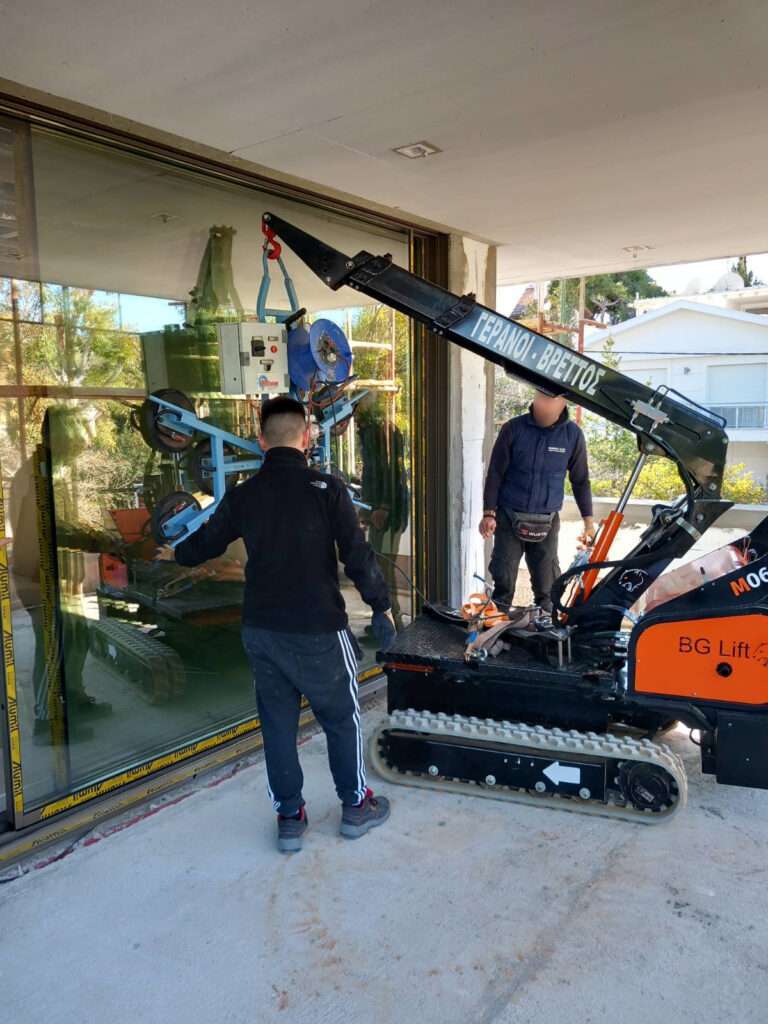 Τοποθέτηση τζαμιού σε εσωτερικό χώρο με mini ερπυστριοφόρο γερανό και βεντούζα - Βρεττός Γερανοί