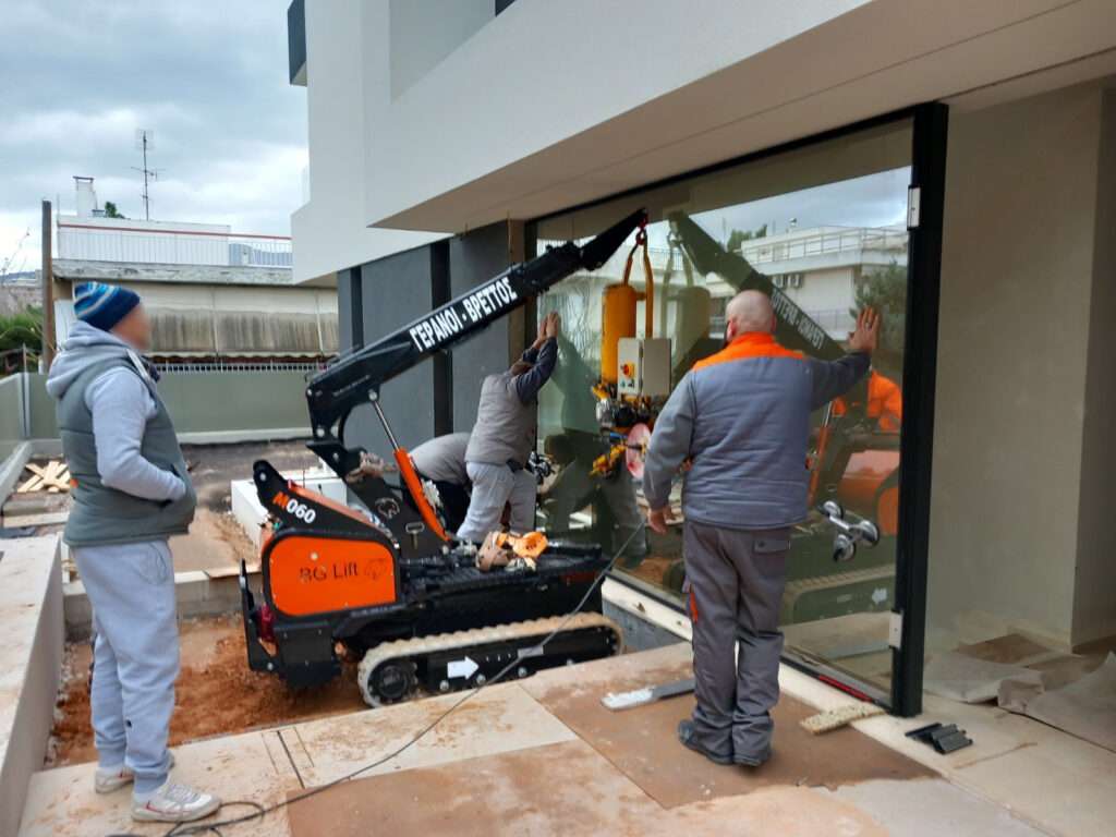 Τοποθέτηση μεγάλου υαλοπίνακα με mini ερπυστριοφόρο γερανό BG Lift και βεντούζα - Βρεττός Γερανοί