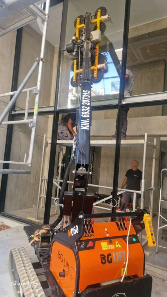 Εξειδικευμένη τοποθέτηση τζαμιών σε στενό χώρο με mini ερπυστριοφόρο γερανό BG Lift - Βρεττός Γερανοί