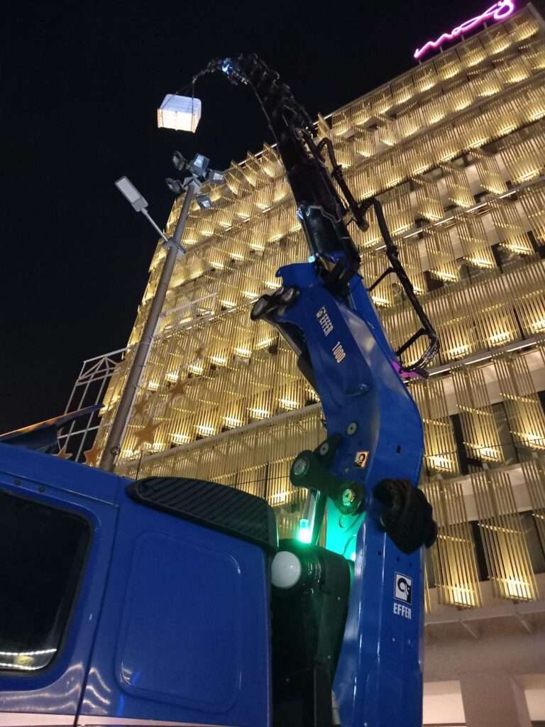 Νυχτερινή ανύψωση και τοποθέτηση επιγραφών με γερανό σε επαγγελματικά κτίρια - Βρεττός Γερανοί Αθήνα