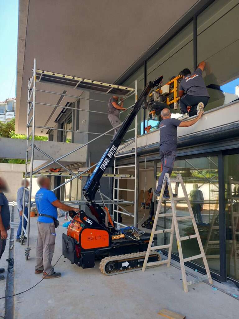 Εξειδικευμένη τοποθέτηση τζαμιών σε σύγχρονη κατοικία με mini ερπυστριοφόρο γερανό - Βρεττός Γερανοί
