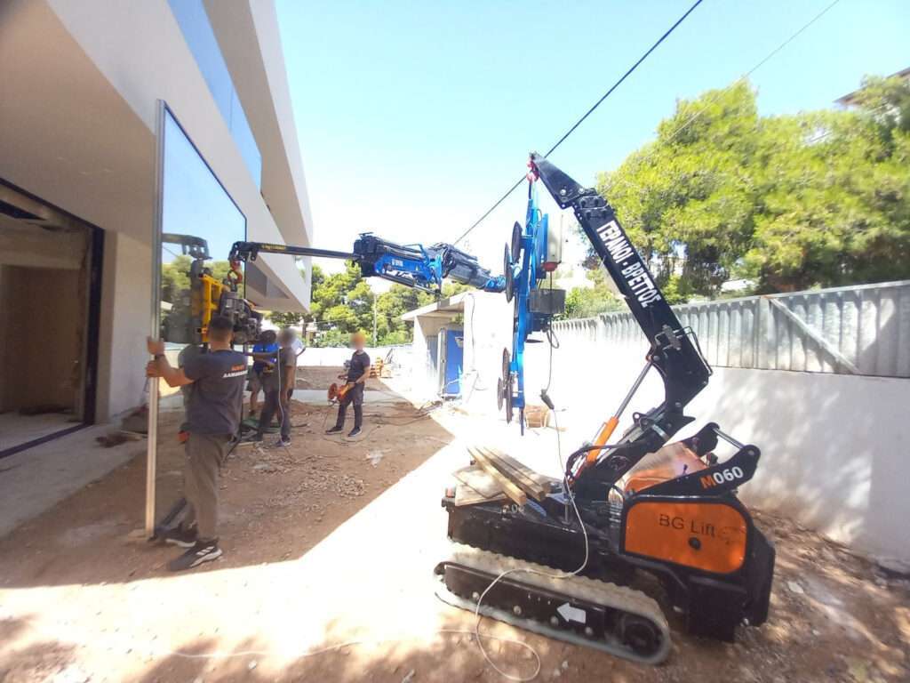 Συνεργασία γερανών για την τοποθέτηση μεγάλων τζαμιών σε νεόδμητη βίλα - Βρεττός Γερανοί