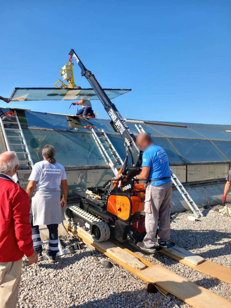 Τοποθέτηση τζαμιών σε αίθριο με mini ερπυστριοφόρο γερανό BG Lift και βεντούζα - Βρεττός Γερανοί