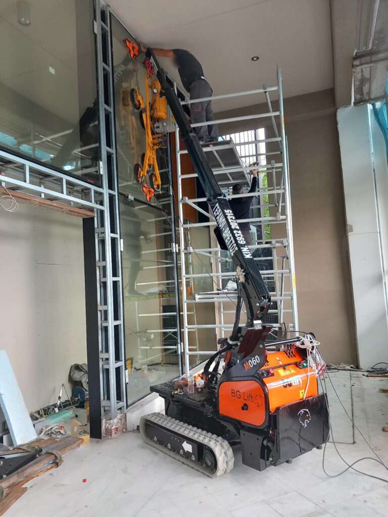Τοποθέτηση μεγάλου υαλοπίνακα σε εσωτερικό χώρο με mini ερπυστριοφόρο γερανό BG Lift - Βρεττός Γερανοί