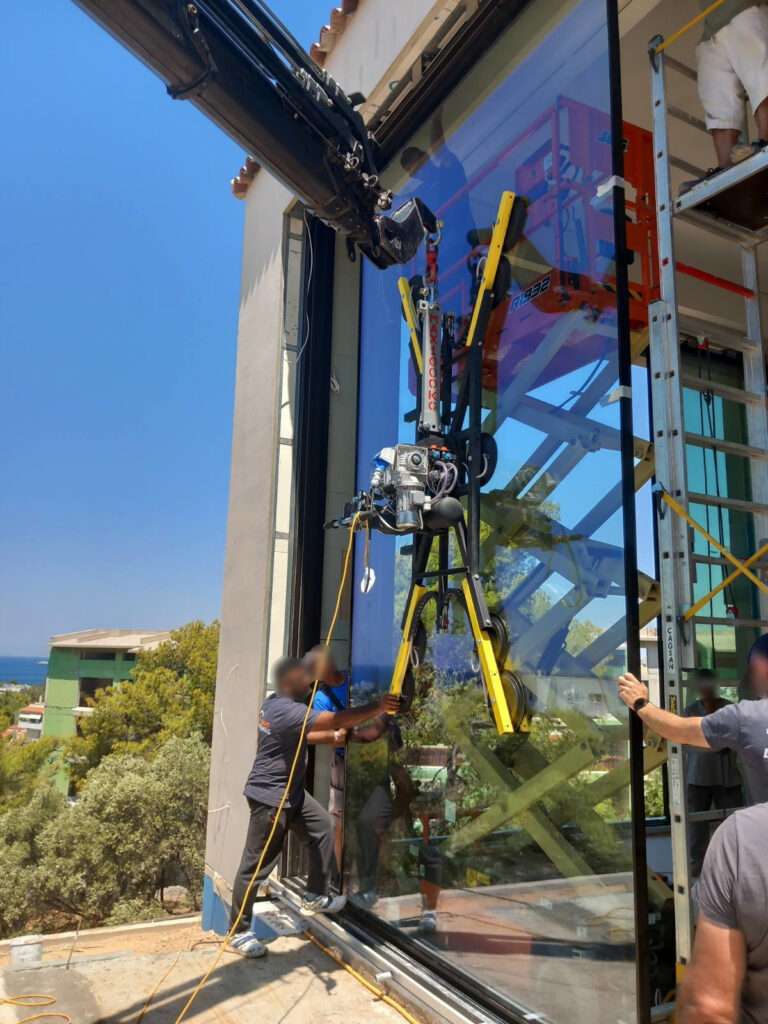 Τοποθέτηση μεγάλου τζαμιού σε ύψος με γερανό και βεντούζα ανύψωσης - Βρεττός Γερανοί Αθήνα