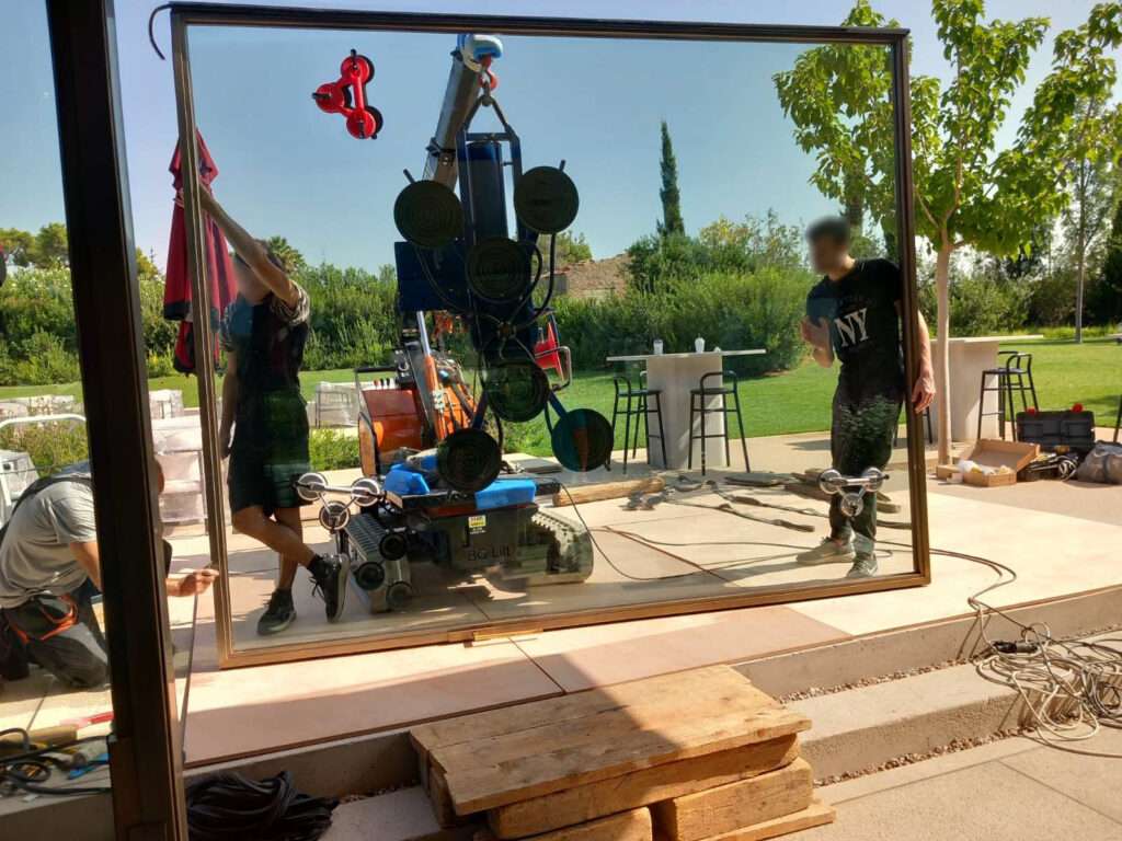 Τοποθέτηση μεγάλου υαλοπίνακα σε εξωτερικό χώρο με mini ερπυστριοφόρο γερανό BG Lift - Βρεττός Γερανοί