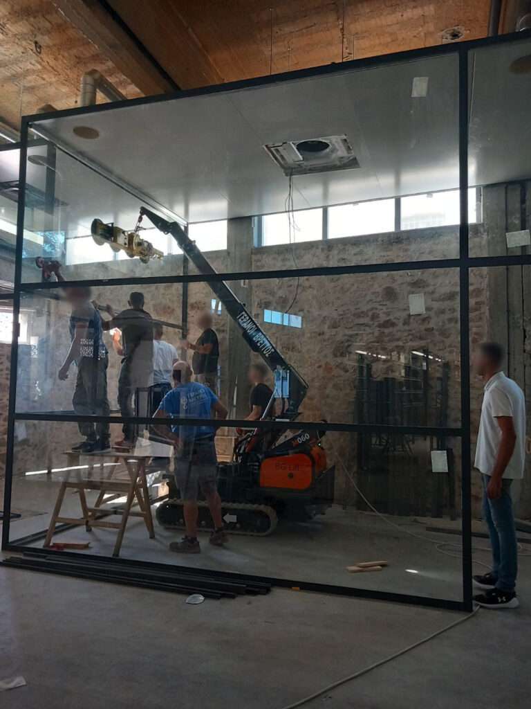 Εσωτερική τοποθέτηση μεγάλων τζαμιών με mini ερπυστριοφόρο γερανό BG Lift - Βρεττός Γερανοί