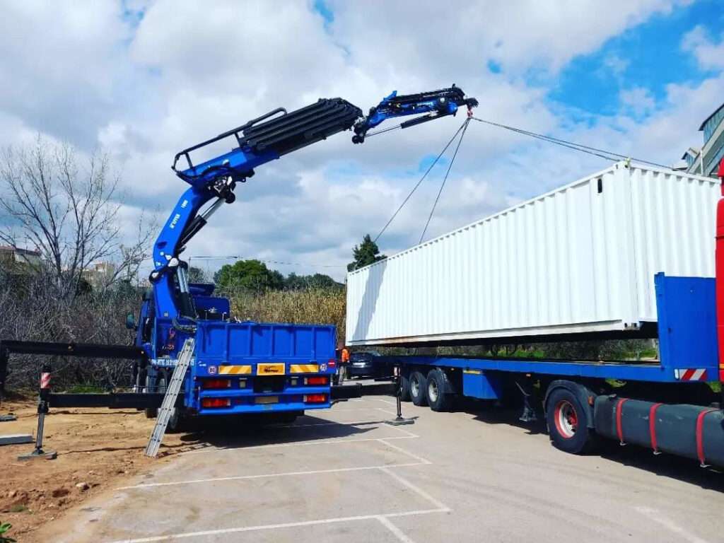Εκφόρτωση εμπορευματοκιβωτίου (container) από νταλίκα με τη χρήση γερανού - Βρεττός Γερανοί Αθήνα
