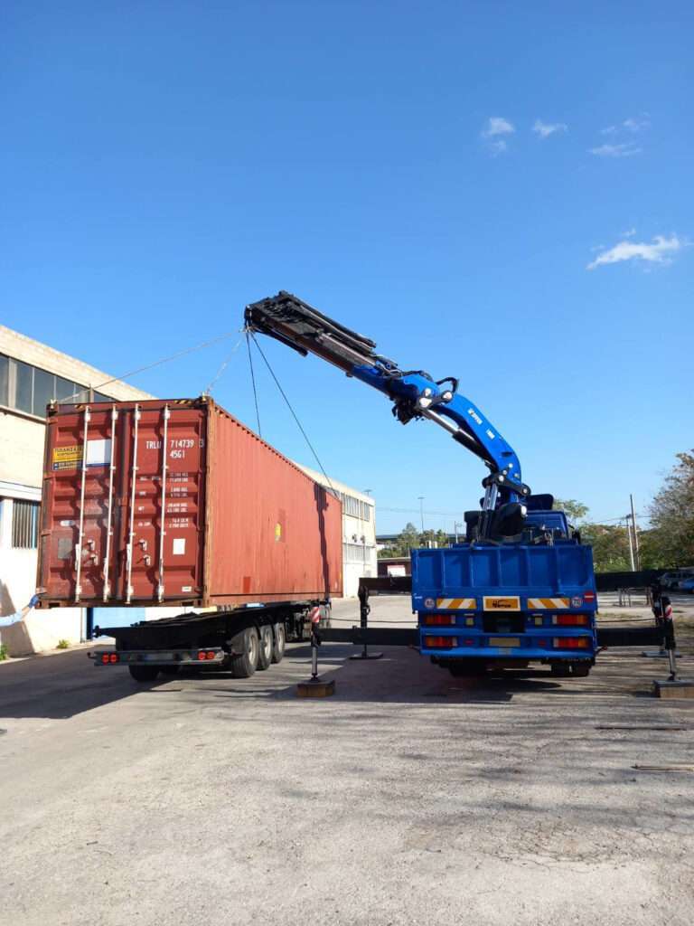 Ανύψωση μεγάλου εμπορευματοκιβωτίου (container) με τηλεσκοπικό γερανό - Βρεττός Γερανοί Αθήνα