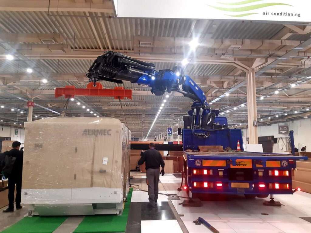 Εξειδικευμένη ανύψωση μονάδας κλιματισμού σε εσωτερικό εκθεσιακό χώρο - Βρεττός Γερανοί