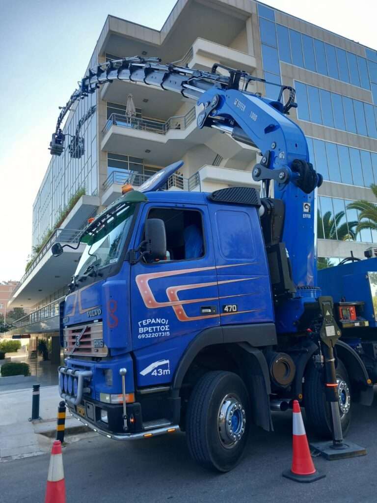 Γερανοφόρο όχημα Volvo FM με τηλεσκοπικό γερανό σε εργασίες σε ύψος - Βρεττός Γερανο