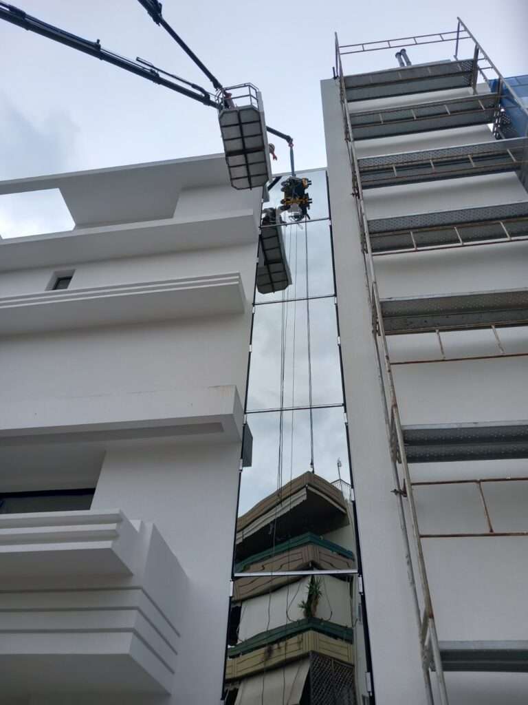 Χρήση γερανού με καλάθι ανύψωσης προσωπικού για εργασίες σε πρόσοψη κτιρίου - Βρεττός Γερανοί Αθήνα