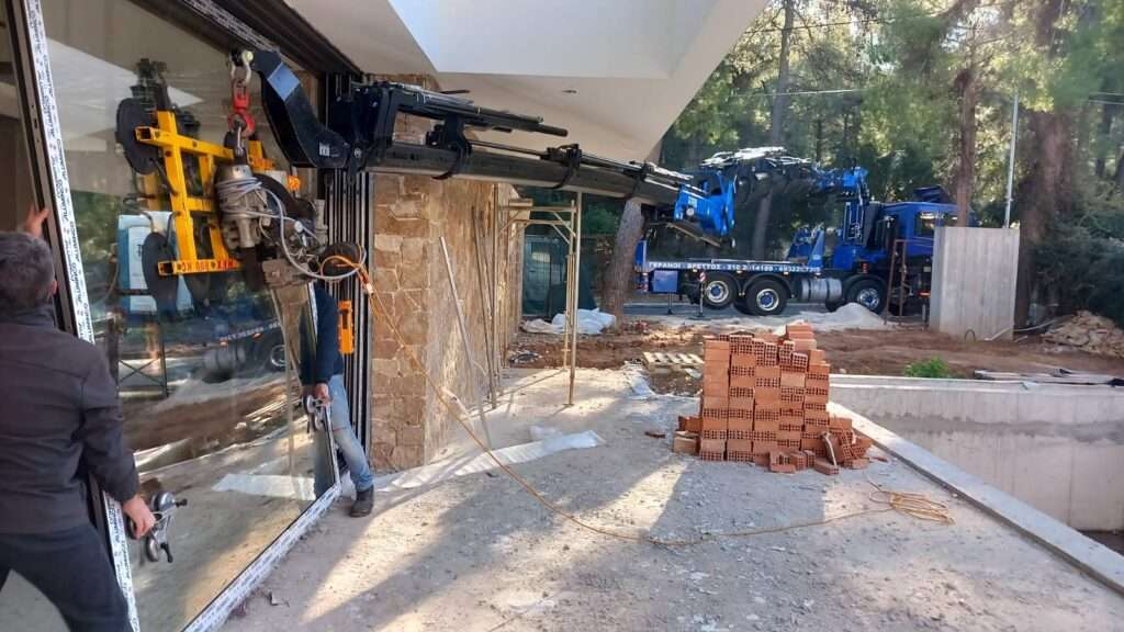 Τοποθέτηση μεγάλου υαλοπίνακα σε κατοικία με γερανό και βεντούζα ανύψωσης - Βρεττός Γερανοί Αθήνα