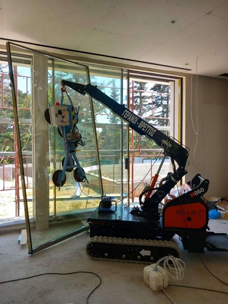 Τοποθέτηση μεγάλων υαλοπινάκων με mini ερπυστριοφόρο γερανό BG Lift - Βρεττός Γερανοί