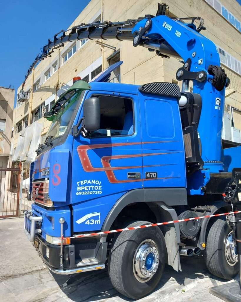 Συνεργασία γερανοφόρων οχημάτων Volvo και Mercedes για συντήρηση πρόσοψης κτιρίου - Βρεττός Γερανοί