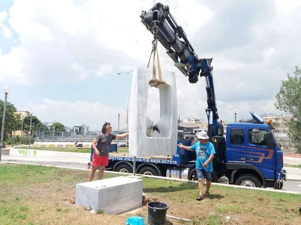 Ανύψωση και τοποθέτηση μαρμάρινου γλυπτού με γερανό - Βρεττός Γερανοί Αττική